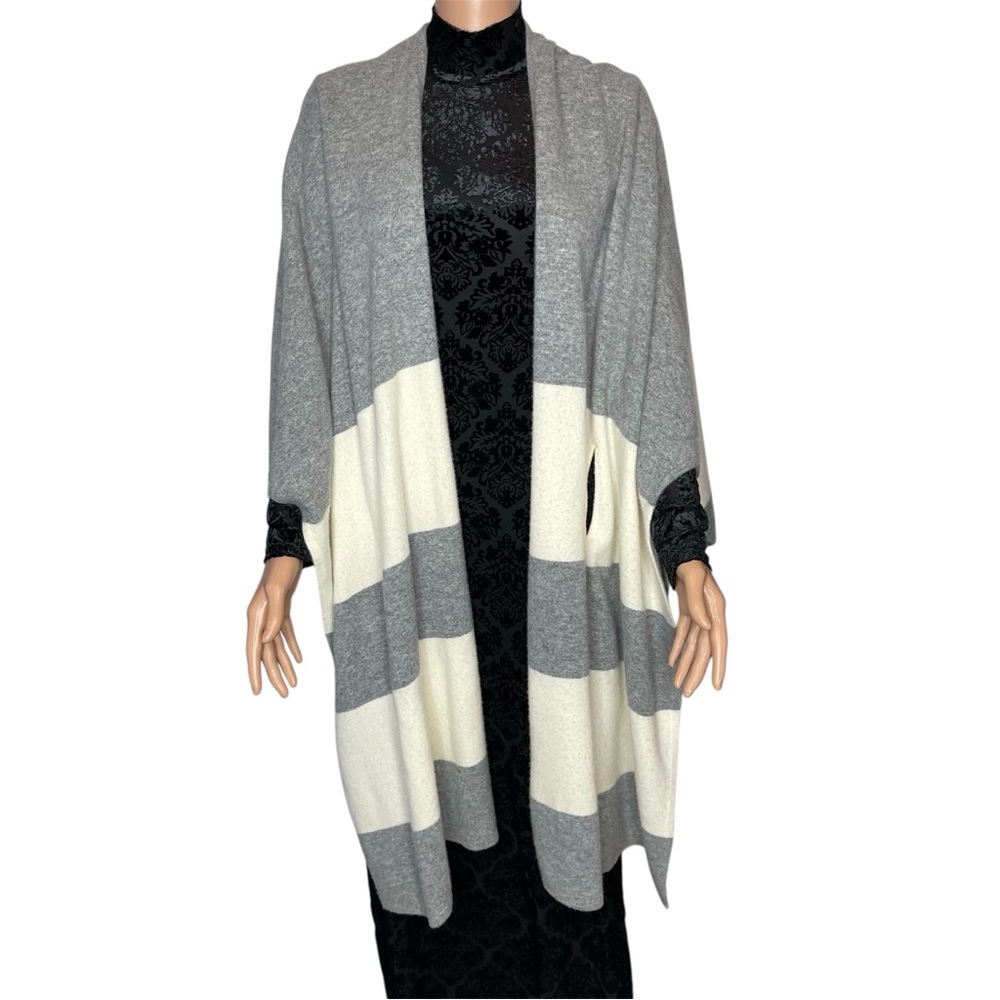 St. John Two-tone wrap cape poncho gray/ivory wool cashmere blend size PS - Picture 4 of 9